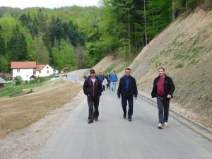 Široka asfaltirana cesta za varnejši promet. 